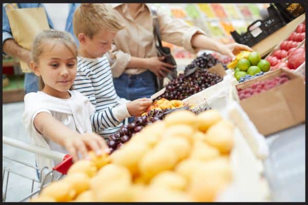 Στρατηγικές και τρόποι για να κάνετε το παιδί σας να τρώει φρούτα